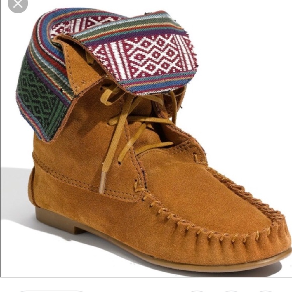 Size 7 Steve Madden moccasin boots